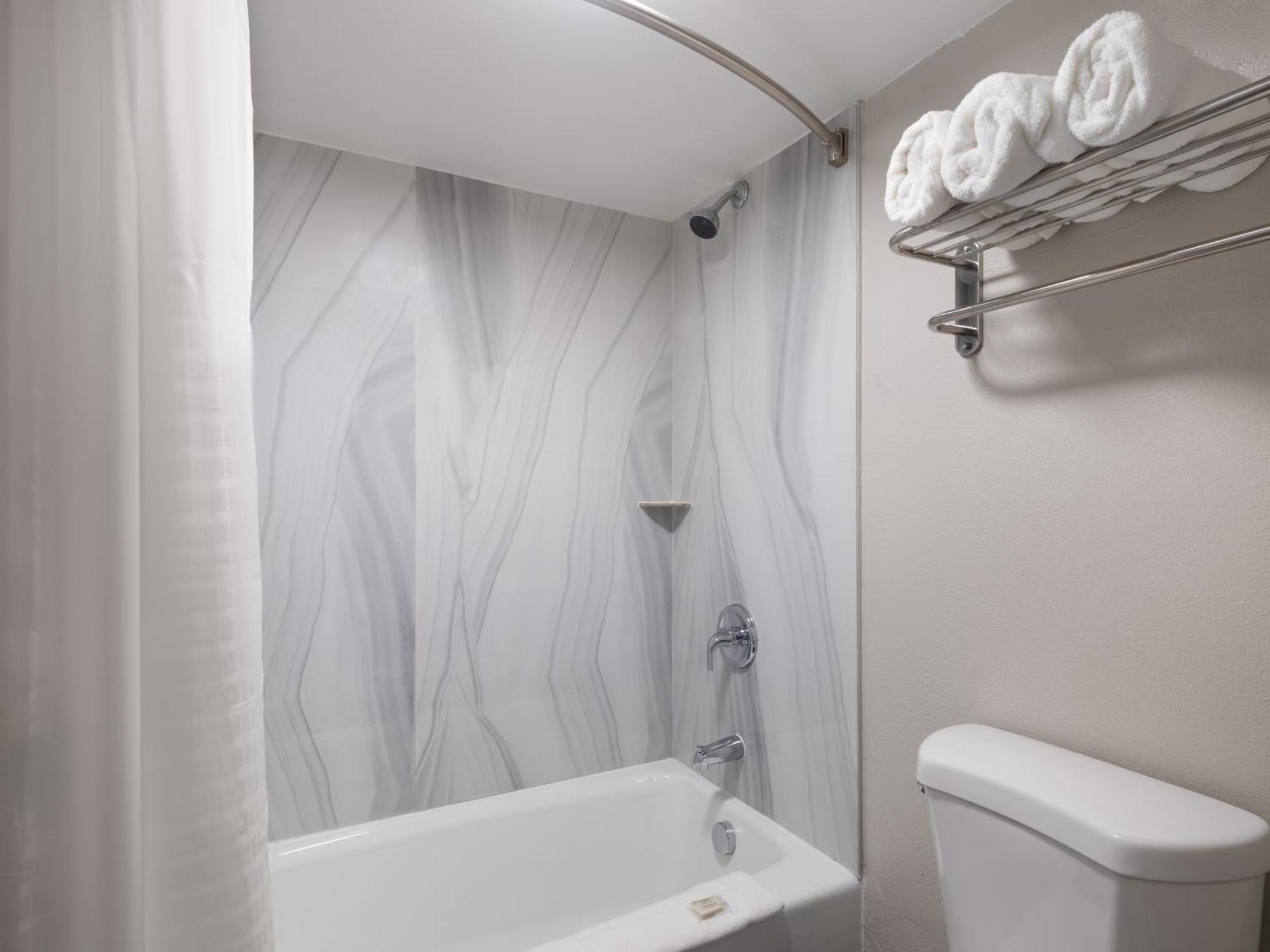 Days-Inn By Wyndham Montgomery I-85 Экстерьер фото