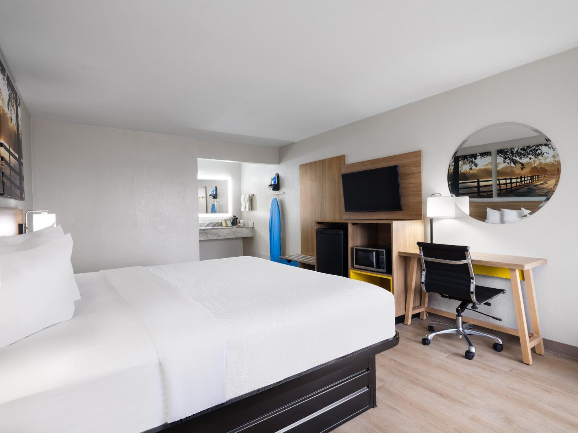 Days-Inn By Wyndham Montgomery I-85 Экстерьер фото