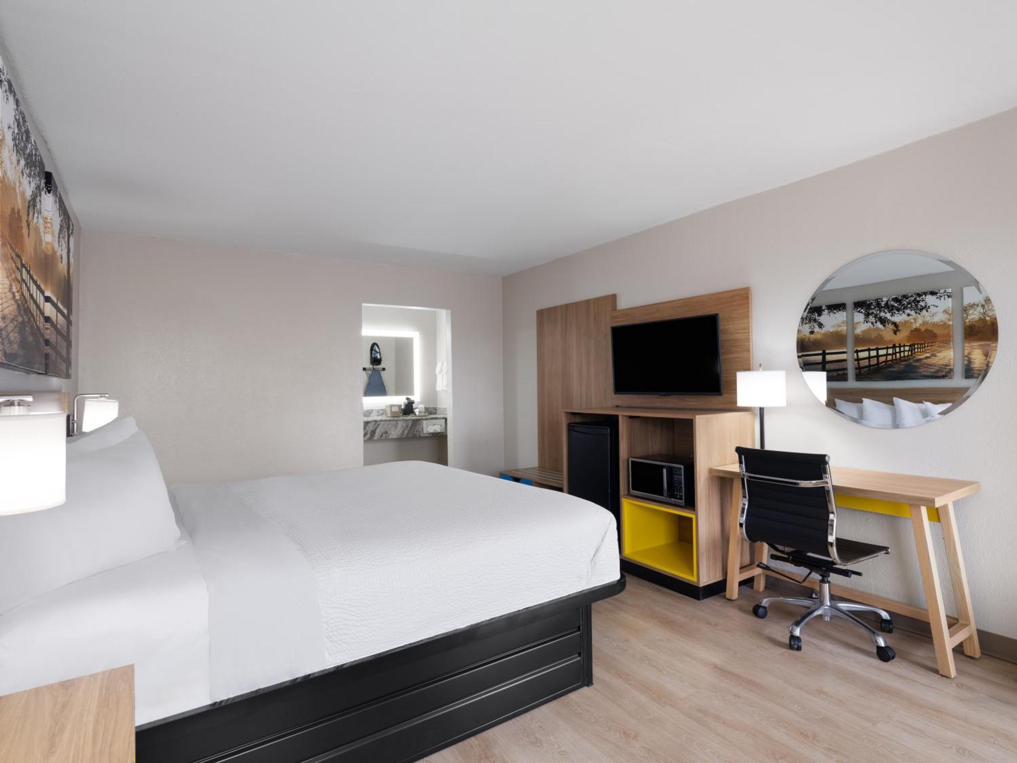 Days-Inn By Wyndham Montgomery I-85 Экстерьер фото