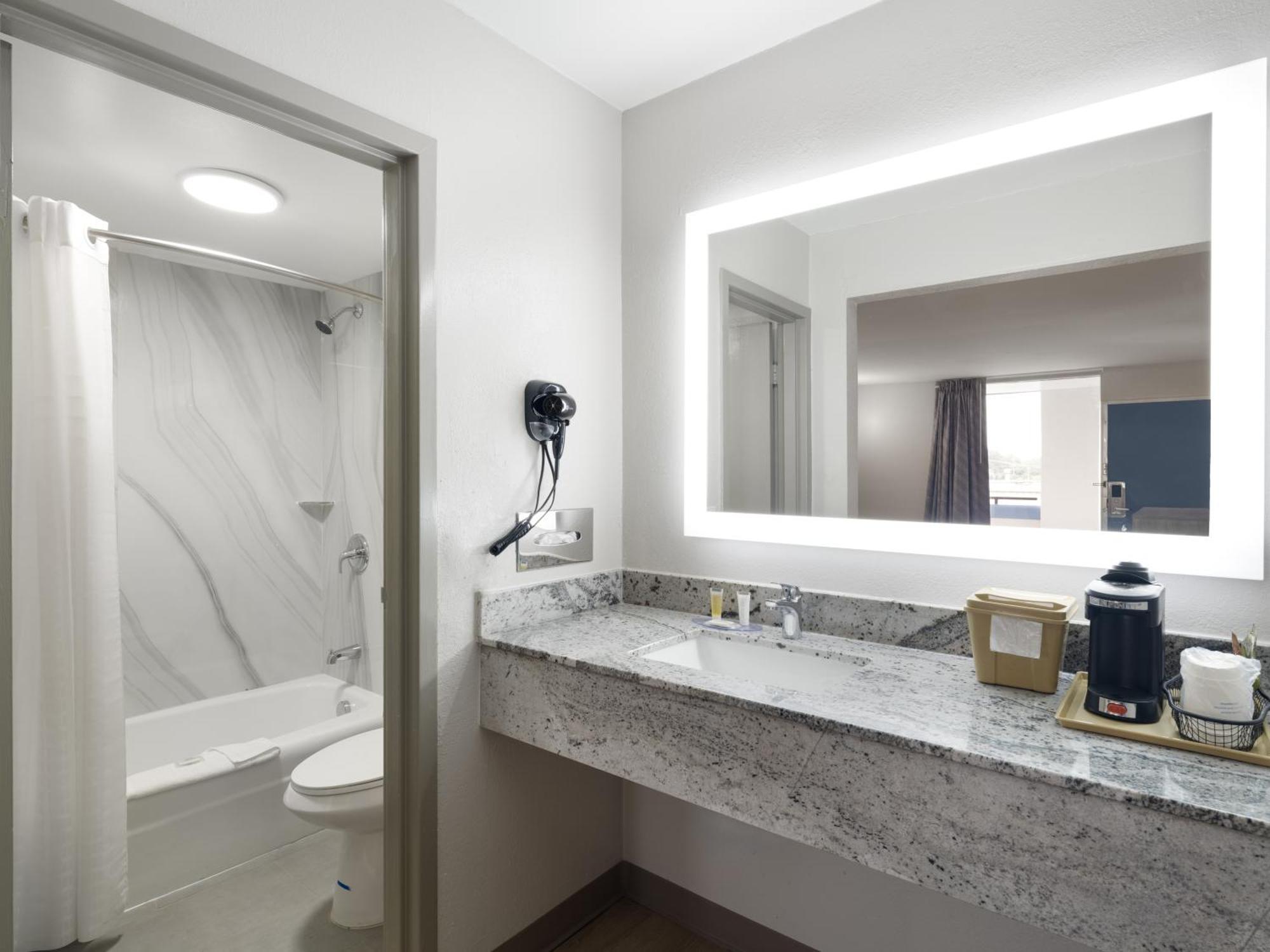 Days-Inn By Wyndham Montgomery I-85 Экстерьер фото