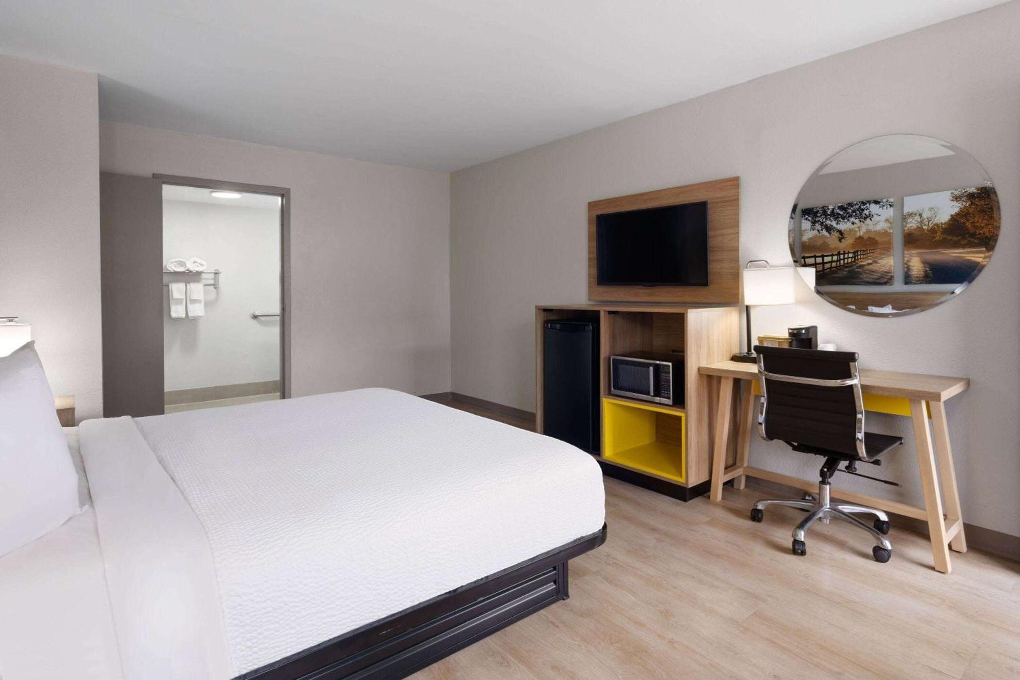 Days-Inn By Wyndham Montgomery I-85 Экстерьер фото