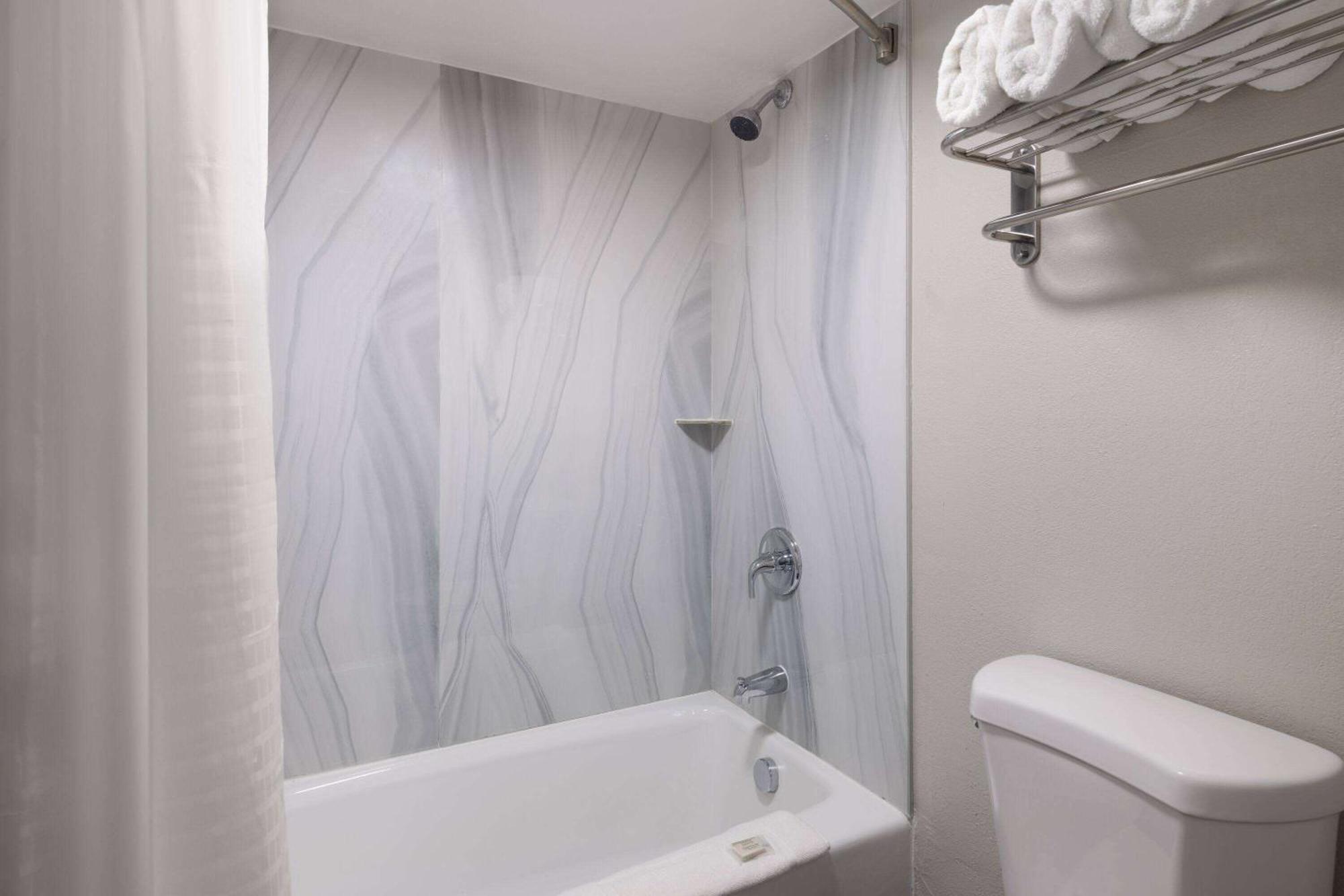 Days-Inn By Wyndham Montgomery I-85 Экстерьер фото