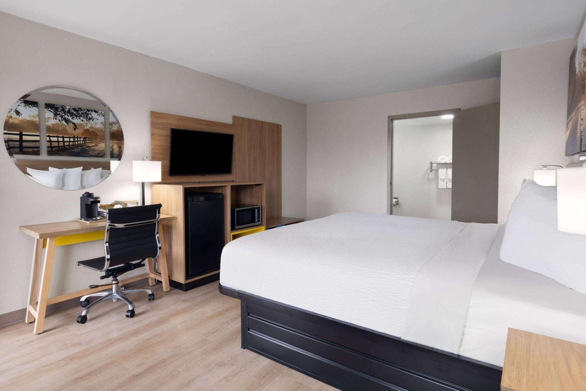 Days-Inn By Wyndham Montgomery I-85 Экстерьер фото