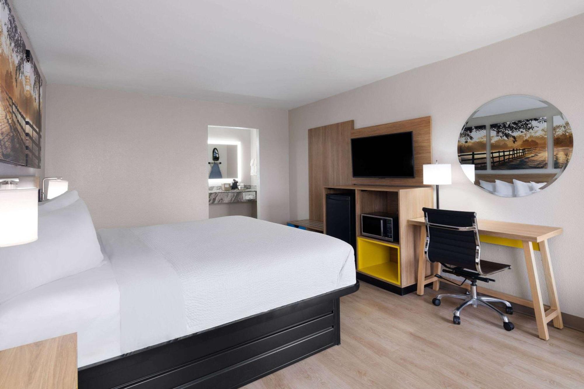 Days-Inn By Wyndham Montgomery I-85 Экстерьер фото