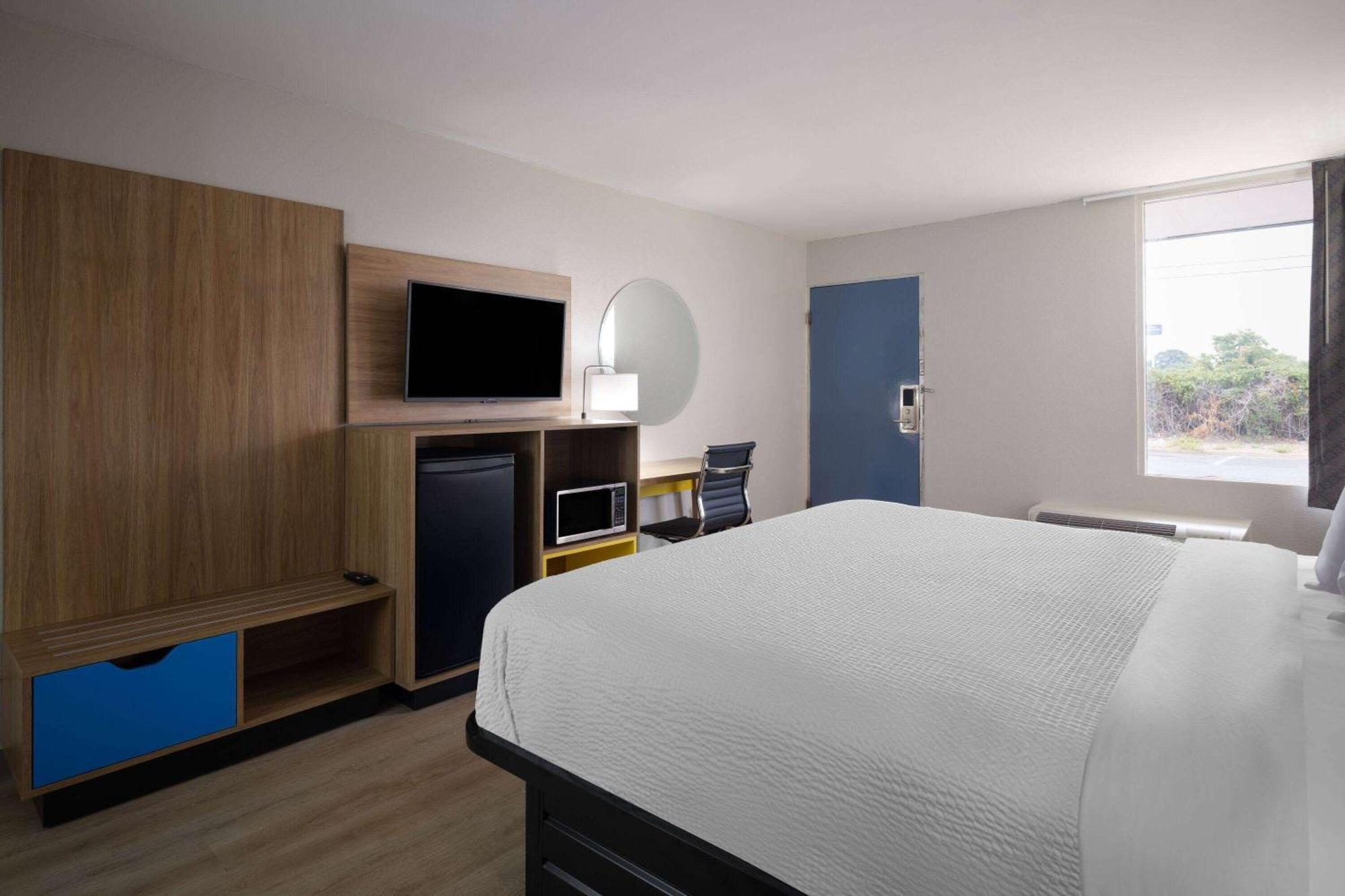 Days-Inn By Wyndham Montgomery I-85 Экстерьер фото