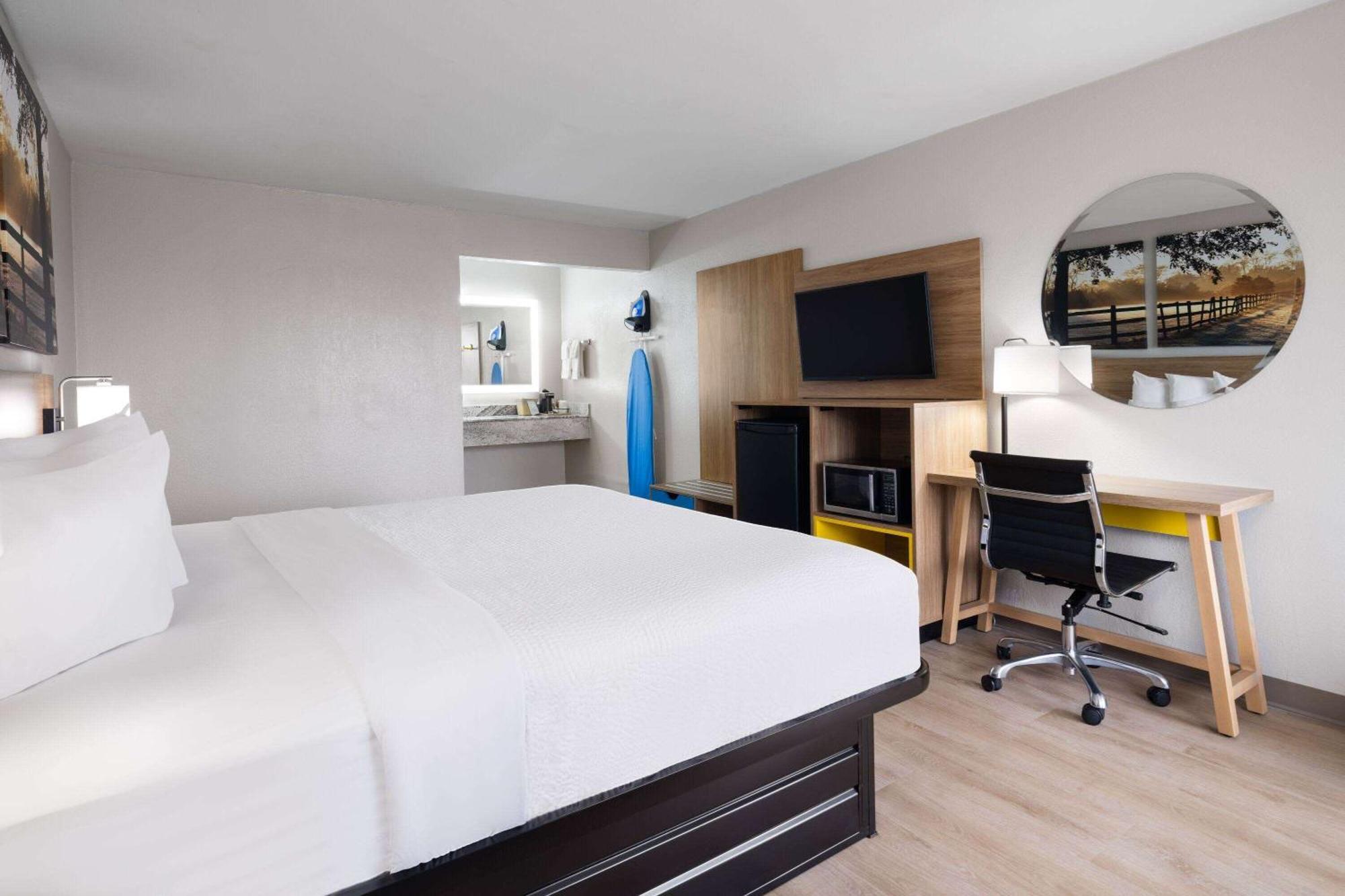 Days-Inn By Wyndham Montgomery I-85 Экстерьер фото