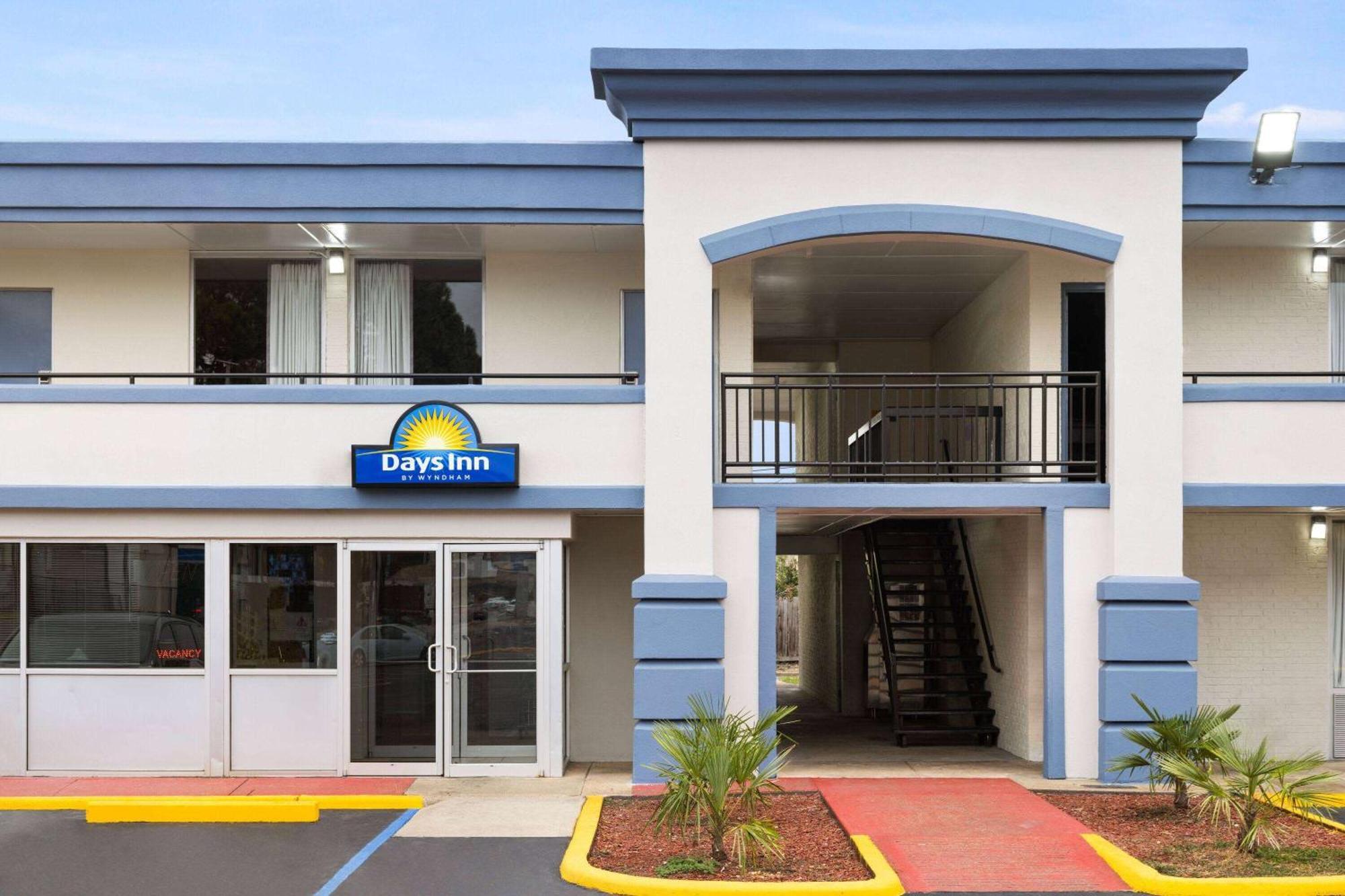 Days-Inn By Wyndham Montgomery I-85 Экстерьер фото